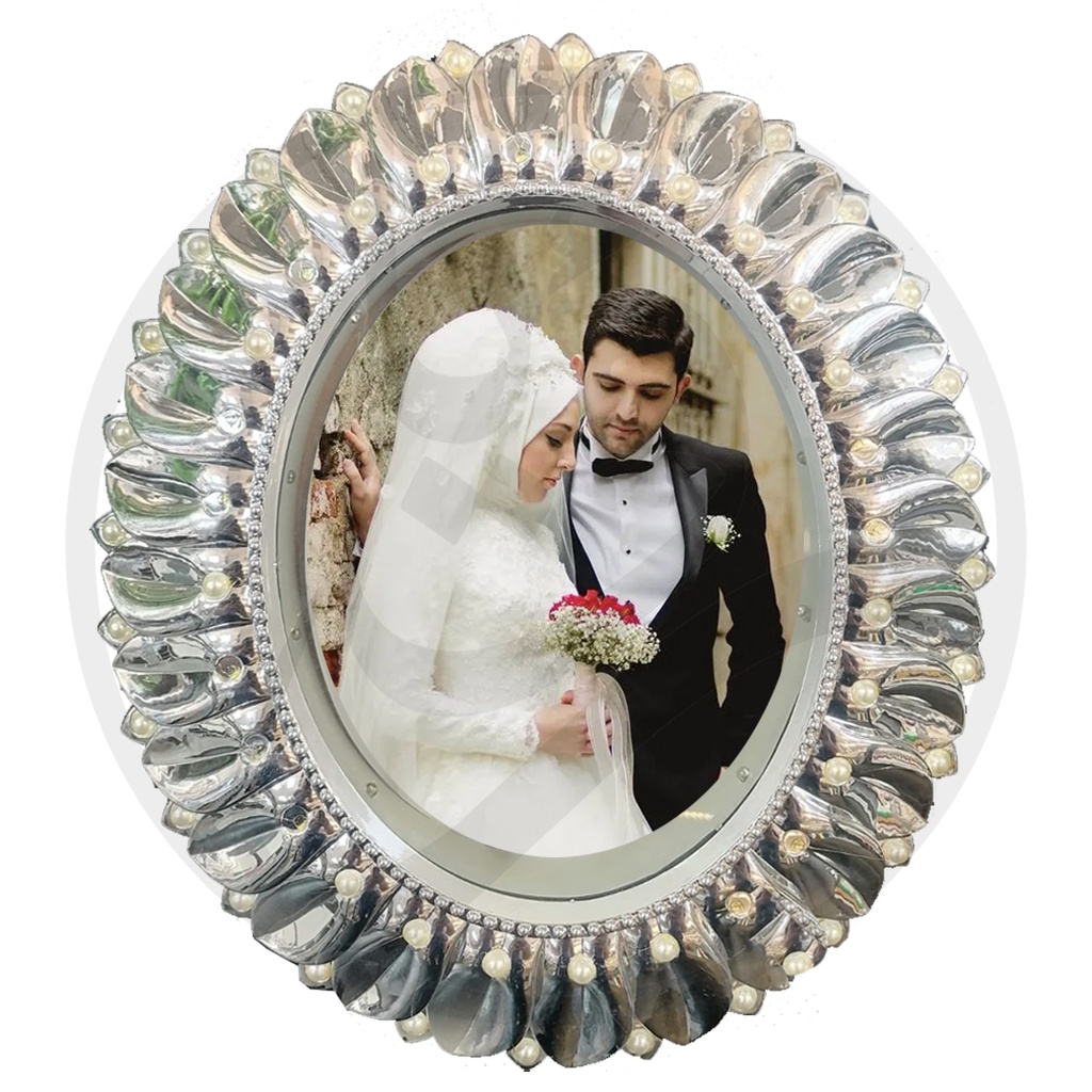 Oval photo frame encrusted with glass diamonds / اطار صور بيضوي مرصع بالماس زجاجي