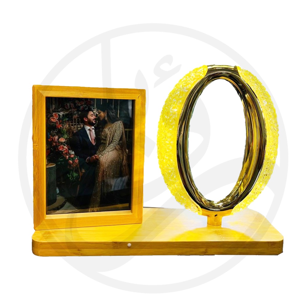 Photo Frame with Wooden Base and Crescent Lighting/ اطار صورة مع قاعدة خشبية واضاءة سعفتين