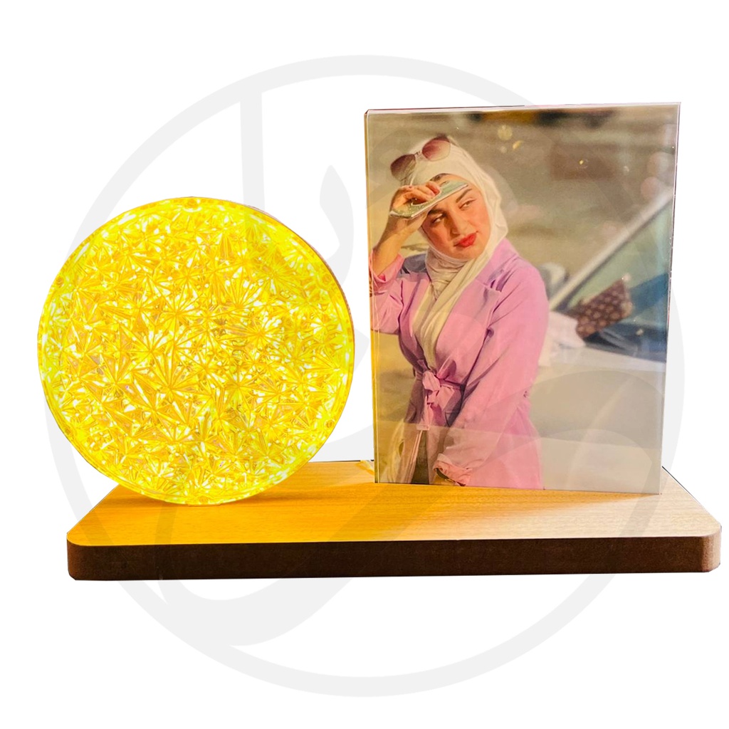 Photo Frame with Wooden Base and Ball Lighting/ اطار صورة مع قاعدة خشبية واضاءة دائرية